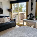 Sea Front In Апартаменты *